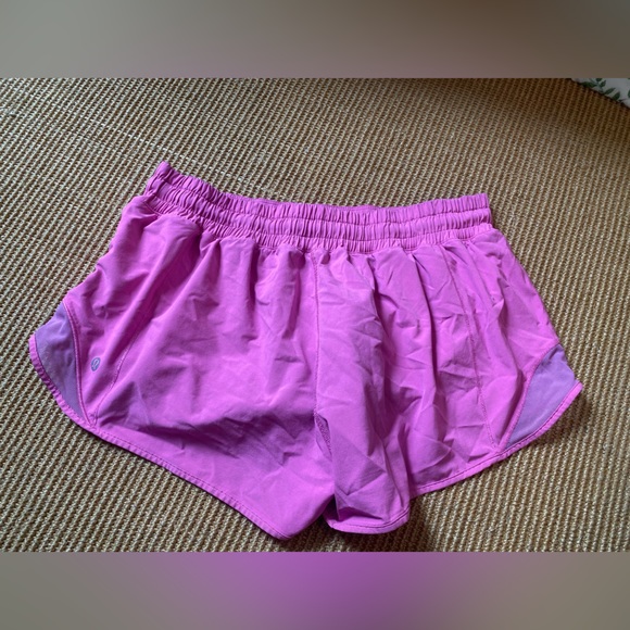 Lululemon bubblegum pink hotty hot shorts low rise 2.5” - Picture 2 of 3